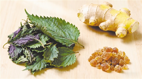 紫蘇和生姜搭配，既能護(hù)脾胃，又能解膩去腥，堪稱吃蟹的“黃金茶飲”。