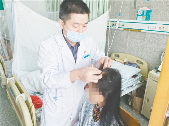 醫(yī)生為患者進(jìn)行針灸治療。