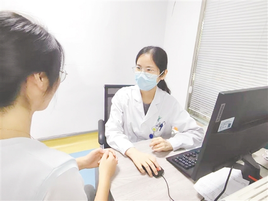 醫(yī)生為來(lái)訪者提供睡眠建議。