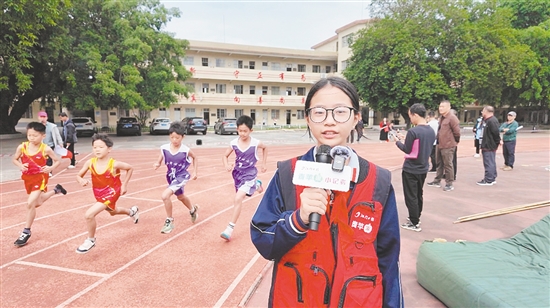 小記者播報(bào)校運(yùn)會。