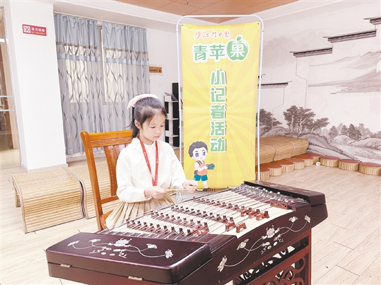 小記者面試中，選手自信地展示才藝。