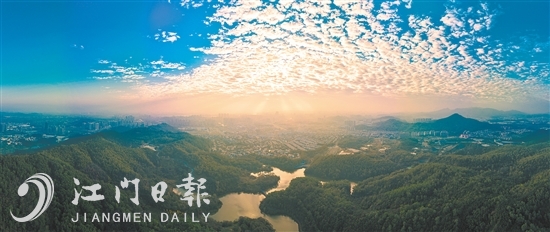 1月1日，清晨，陽(yáng)光穿透云層，照耀著江門(mén)市區(qū)。