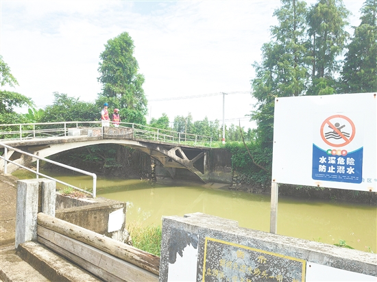 古井鎮(zhèn)在溺水事故隱患點(diǎn)顯著位置懸掛橫幅、張貼標(biāo)語(yǔ)，組織人員發(fā)放防溺水宣傳單。