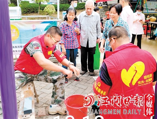 碧桂園物業(yè)工作人員提供暖心服務(wù)，提升業(yè)主的滿意度和幸福感。