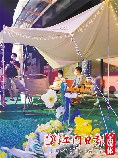 市民和家人一起享受夜晚休閑好時(shí)光。