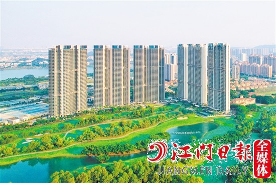 蒲葵之夢(mèng)·天心被綠茵環(huán)繞，與高爾夫球場(chǎng)無(wú)距接壤。