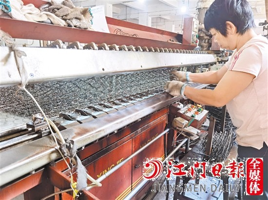 工作人員進行現(xiàn)場作業(yè)。