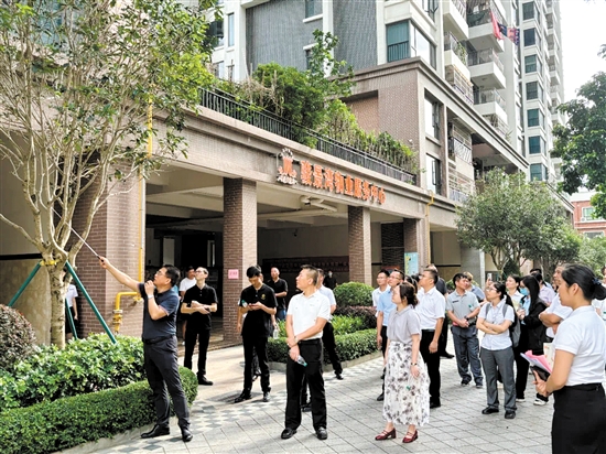 學(xué)員們?cè)谖飿I(yè)小區(qū)進(jìn)行實(shí)務(wù)培訓(xùn)。