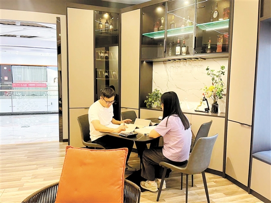 消費者在簽訂裝修合同時要多留心。