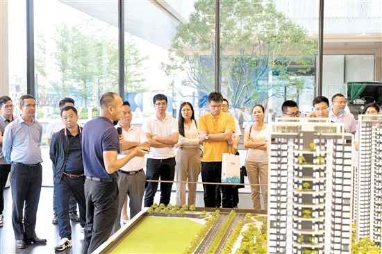 參會者參觀新樓盤駿景灣天匯。