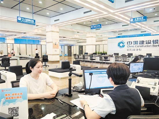 市民在咨詢單位補(bǔ)繳公積金事宜。