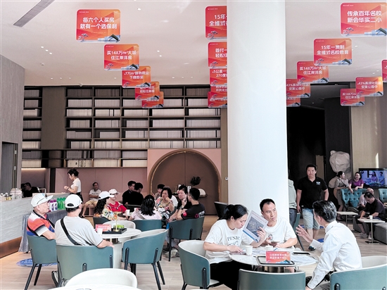 購房補(bǔ)貼疊加樓盤促銷，吸引不少消費(fèi)者。