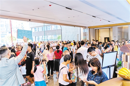 國(guó)慶假期，鶴山市駿景灣·品悅項(xiàng)目“人從眾”。