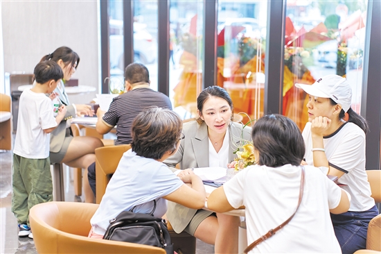 今年國(guó)慶假期，全市主要房地產(chǎn)項(xiàng)目認(rèn)購(gòu)近2300套,圖為銷(xiāo)售人員在接待客人。