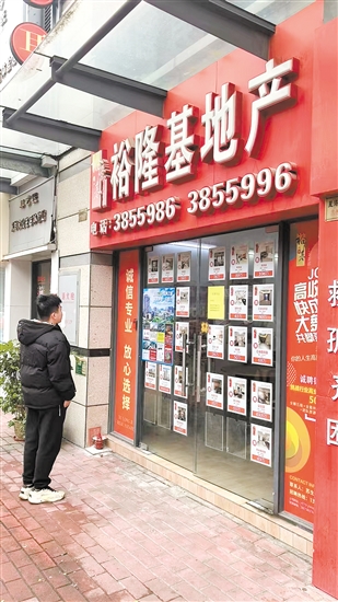 入手門檻的變低，讓二手住房信息吸引購(gòu)房者的目光。