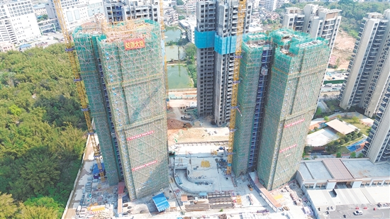 江發(fā)中交·悅山湖B8號樓順利完成主體結(jié)構(gòu)封頂。