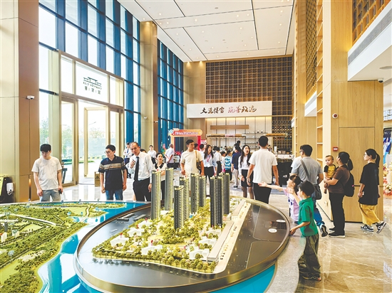 “五一”假期，不少消費者看房、買房。