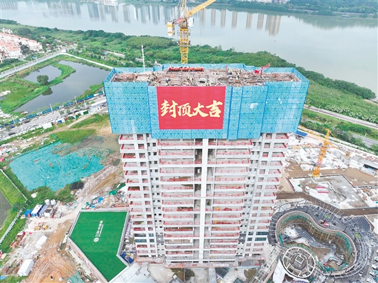 江發(fā)·天御灣6號樓順利封頂。