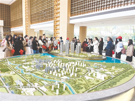 上半年，縣城樓盤吸引許多購(gòu)房者的目光。