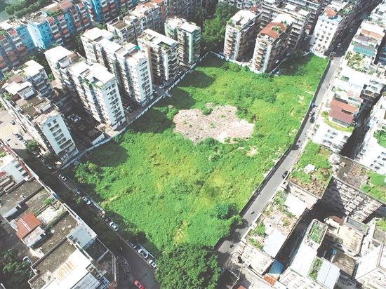 掛牌出讓地塊位于蓬江水南片區(qū)，住宅區(qū)密集，人氣旺盛。