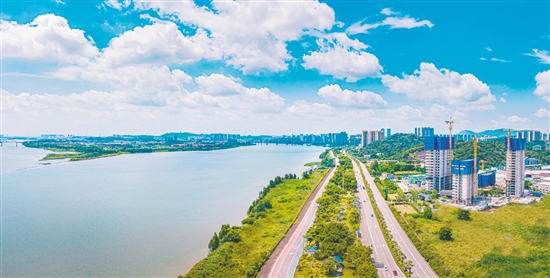 綠城濱江·潮聞東方引入高端江居理念，為江門(mén)打造“好房子”的品質(zhì)標(biāo)桿。