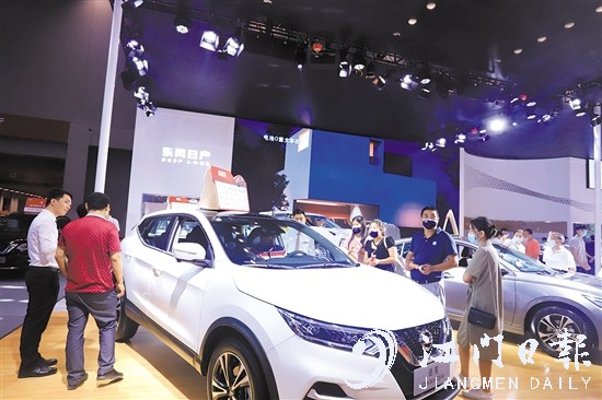 特價車吸引了許多消費(fèi)者的目光。