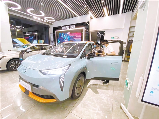 手捧奶茶進(jìn)店看車，正在成為一種新的逛街常態(tài)。