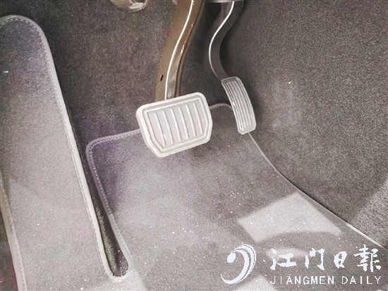 部分新能源汽車可以把最常用的加速、剎車功能集中到電門上（右邊踏板）。