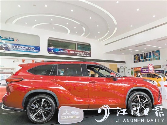 皇冠陸放腰線修長舒展。