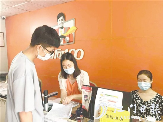 高考結(jié)束后，許多考生前往駕校報名學(xué)車。