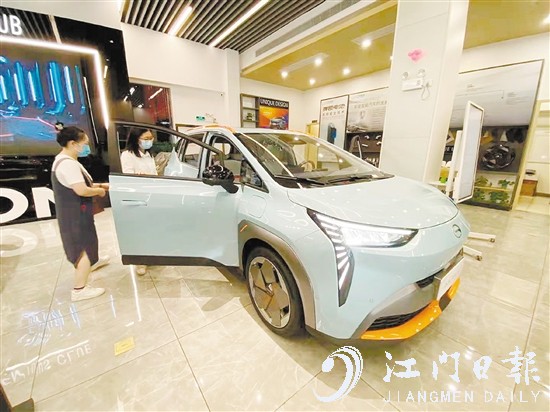 如果是報(bào)廢舊車，消費(fèi)者購買推廣名單中的新能源汽車可補(bǔ)貼1萬元。
