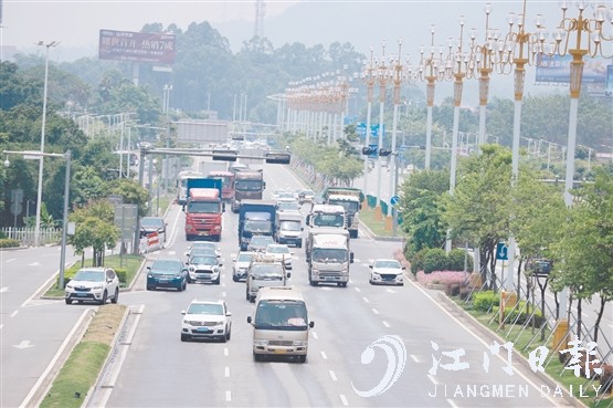 隨著汽車(chē)駛?cè)肭Ъ胰f(wàn)戶，路上的汽車(chē)越來(lái)越多。