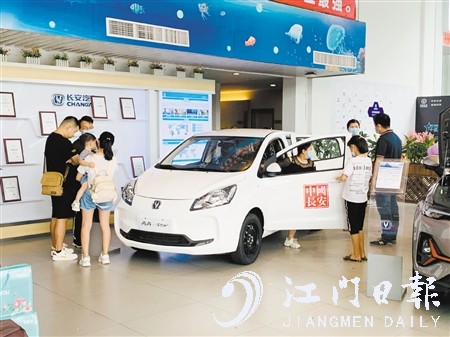 電動微型汽車因價格實惠而廣受消費者關(guān)注。