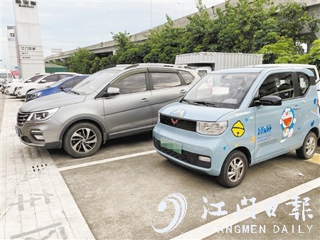 電動微型汽車車身短小，停車非常方便。