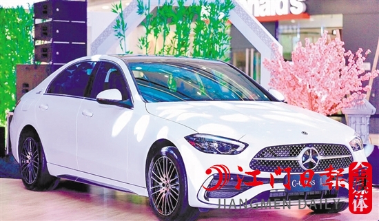 全新奔馳長(zhǎng)軸距C級(jí)車外觀時(shí)尚動(dòng)感。