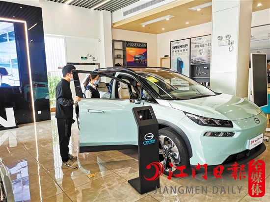 新能源汽車未受汽車缺“芯”影響，深受消費者青睞。