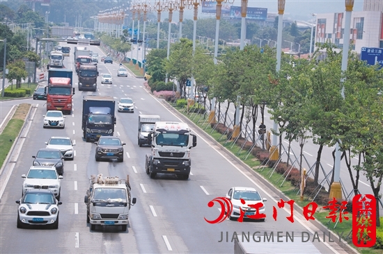 汽車駛?cè)肭Ъ胰f戶。
