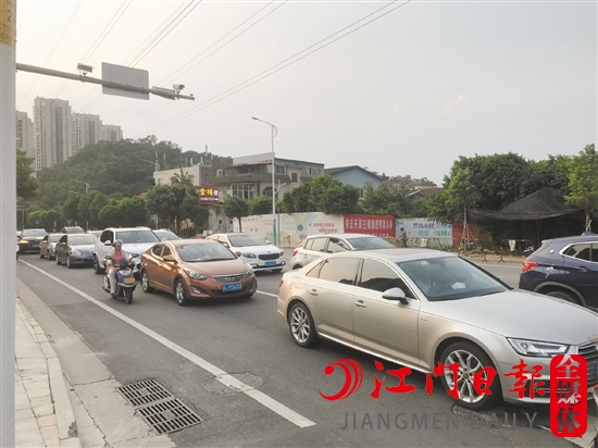 路上的汽車越來越多，開車時不要開“斗氣車”，盡量保持情緒穩(wěn)定。