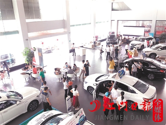 “五一”將至，購(gòu)車優(yōu)惠吸引消費(fèi)者到店。