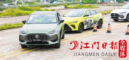 試駕現(xiàn)場(chǎng)設(shè)置了重重考驗(yàn)關(guān)卡。