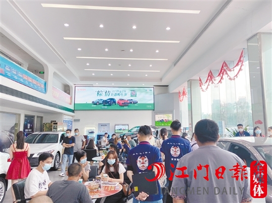 端午節(jié)假期期間，新政策的實施吸引了許多消費者到4S店看車、買車。