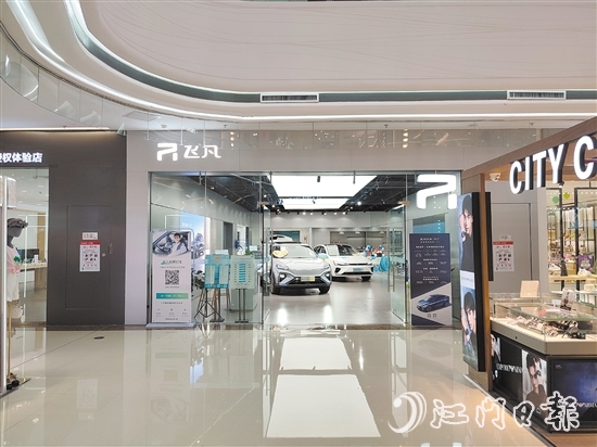 不少汽車品牌直接把店開到商場。