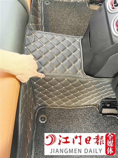 車內(nèi)的一些裝飾品如地毯也容易產(chǎn)生異味。
