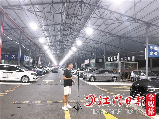 室內(nèi)燈火通明的背后，是二手車行銷售人員在忙碌直播。