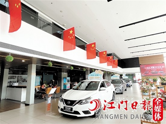 部分汽車4S店掛上國旗，為即將到來的“十一”假期預(yù)熱。