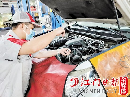 維修人員為車主的愛(ài)車進(jìn)行檢查。