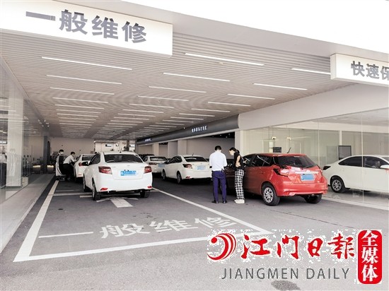 市區(qū)多家4S店出現(xiàn)車輛扎堆排隊(duì)等候檢修、保養(yǎng)的情況。