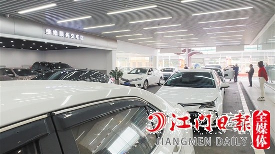 市區(qū)多家4S店車輛保養(yǎng)迎來小高峰。