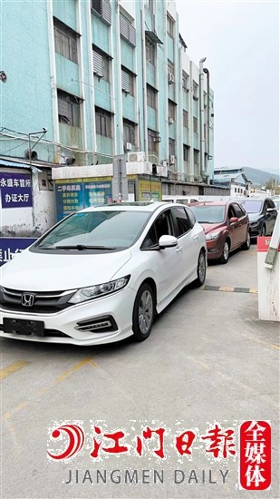元旦以來，排隊等候過戶的二手車不少。