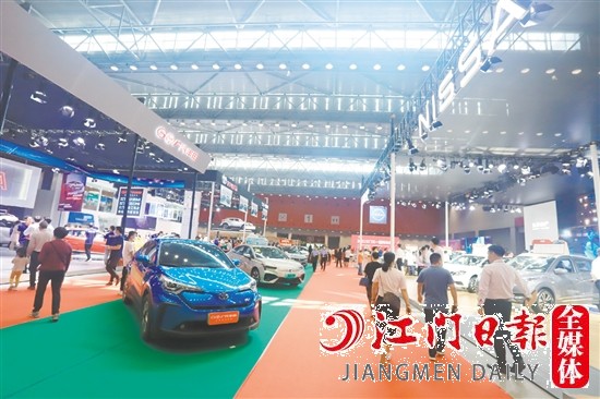 為方便消費(fèi)者貨比三家，春季車展組委會(huì)將把往屆的新能源汽車展區(qū)升級為新能源汽車展館。圖為2021年“五一”車展新能源汽車展區(qū)。